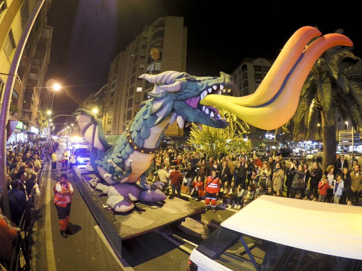 Viernes, 22 de abril: Desfile de San Jorge y el Dragón 2016. Miles de cacereños se citaron un año más con la leyenda. Fotografías:: Lorenzo Cordero/ Jorge Rey.