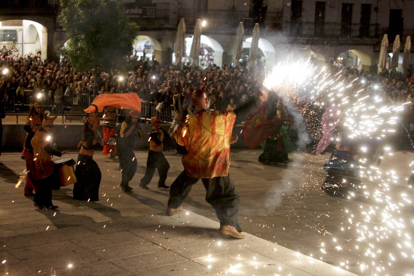 Viernes, 22 de abril: Desfile de San Jorge y el Dragón 2016. Miles de cacereños se citaron un año más con la leyenda. Fotografías:: Lorenzo Cordero/ Jorge Rey