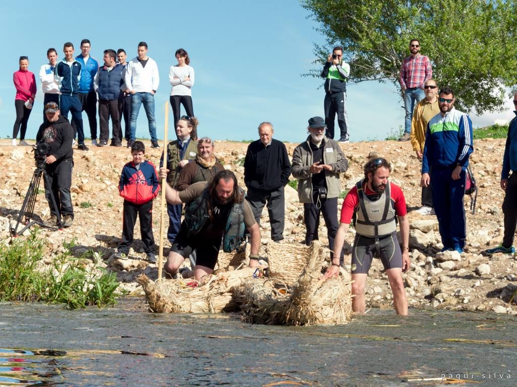 Acompañan a los dos aventureros que descienden el Guadiana en balsas de enea