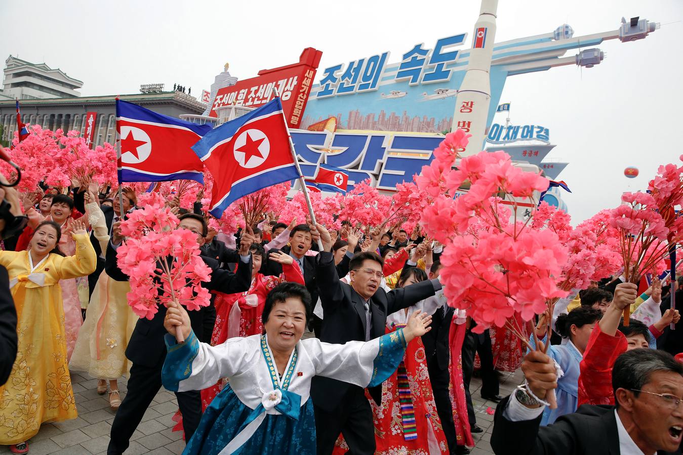 Manifestación masiva y el desfile en Pyongyang