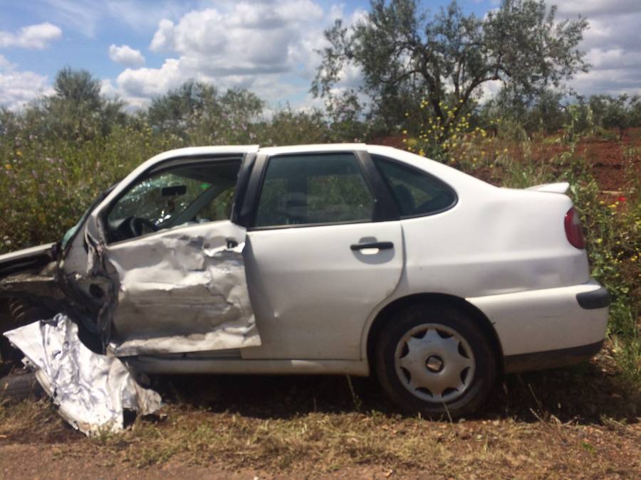 Una mujer herida leve en un choque lateral entre dos vehículos