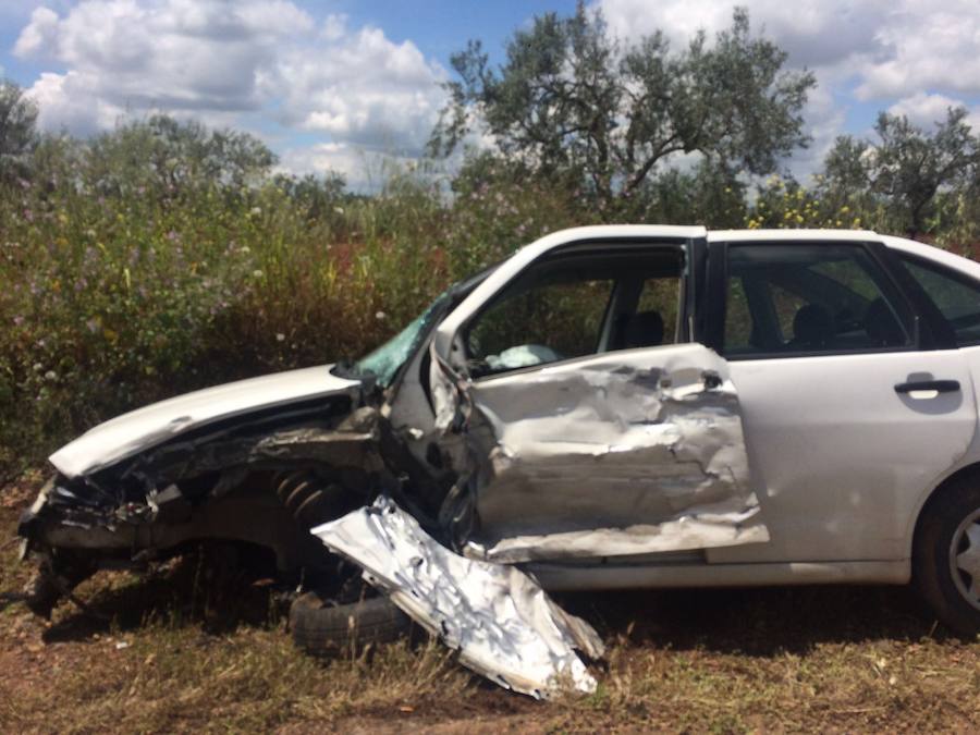 Una mujer herida leve en un choque lateral entre dos vehículos