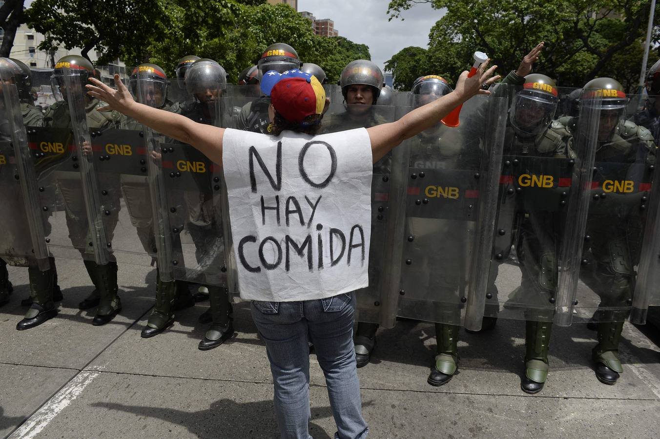 Miércoles, 18 de mayo. Maduro reprime las protestas opositoras en Caracas bajo el estado de excepción mientras crece la escacez de alimentos en Venezuela. Fotografías: Agencias