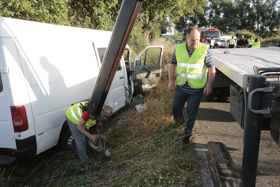 Mueren dos hombres y una mujer en una colisión frontal en Montehermoso
