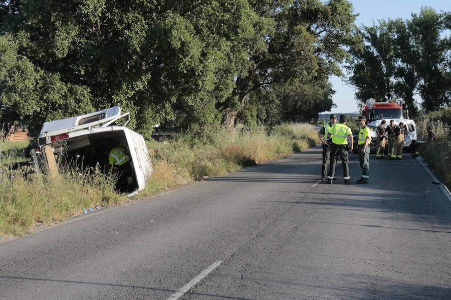 Mueren dos hombres y una mujer en una colisión frontal en Montehermoso