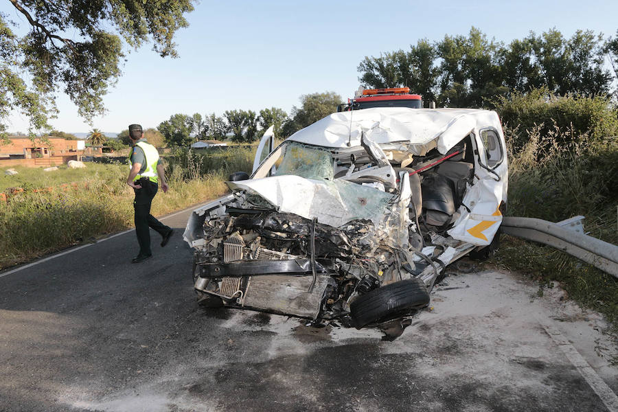 Mueren dos hombres y una mujer en una colisión frontal en Montehermoso