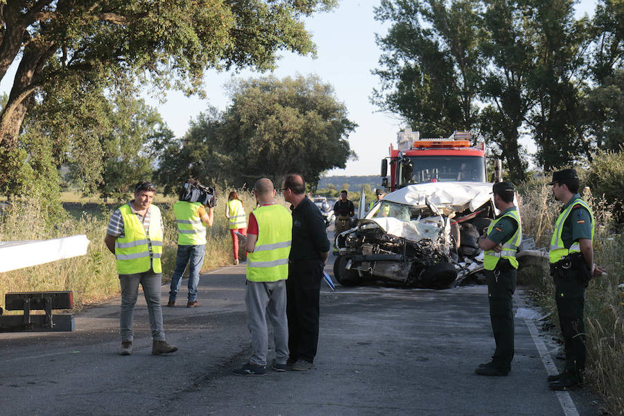 Mueren dos hombres y una mujer en una colisión frontal en Montehermoso