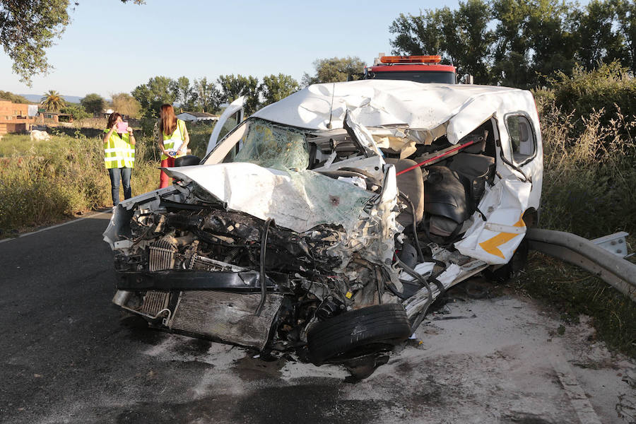 Mueren dos hombres y una mujer en una colisión frontal en Montehermoso