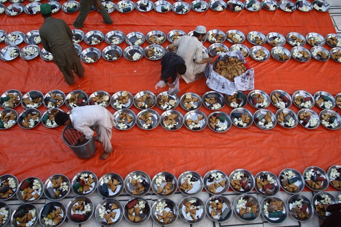 Sirven comida a los participantes para el Iftar, el momento para romper el ayuno, durante la celebración del Ramadán en Karachi (Pakistán)