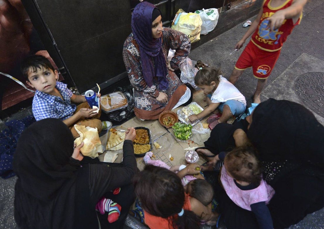 Una familia siria come tras los rezos del atardecer para romper el ayuno durante la celebración del Ramadán en Beirut (Líbano)