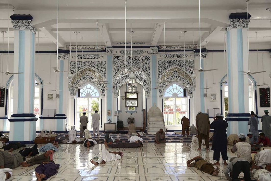 Varios musulmanes descansan en una mezquita durante la celebración del mes del Ramadán en Karachi (Pakistán)