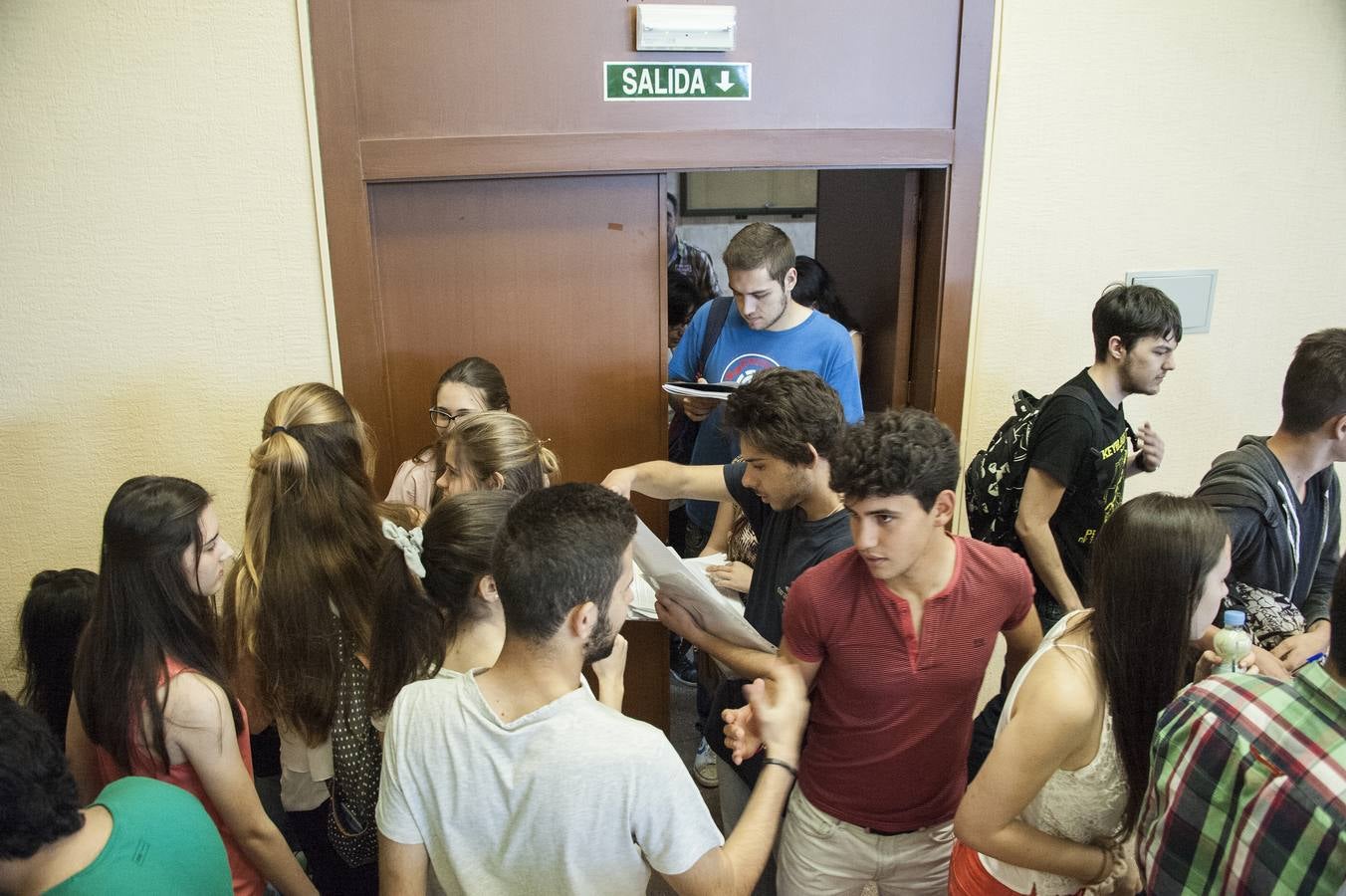 Martes, 7 de junio. 5.164 alumnos extremeños comenzaron a realizar la Prueba de Acceso a la Universidad (PAU), conocida como Selectividad, una convocatoria que llegó a su fin tras 41 años.El año que viene se sustituye por una prueba final de Bachillerato. Fotografía: Pakopí