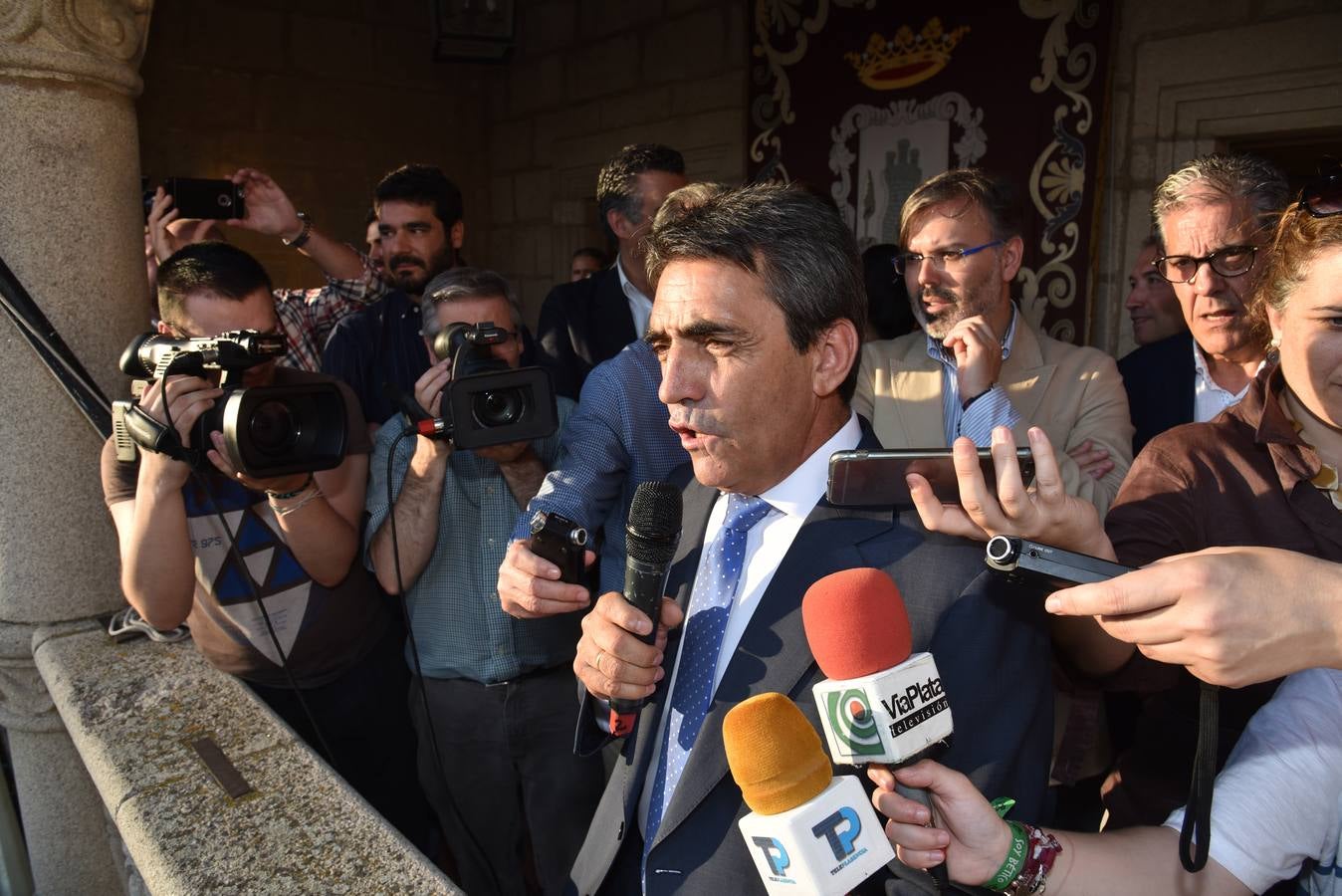 Miércoles, 8 de junio. La Feria de Plasencia comenzó con el pregón del ganadero Victorino Martín, los fuegos artificiales y un concierto de Fórmula V . Fotografías: David Palma