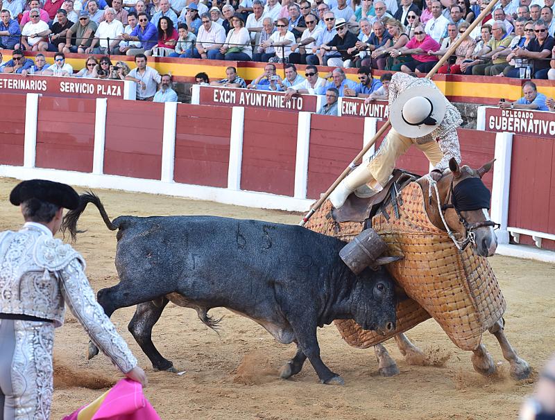 Sólo Juan del Álamo pudo aprovechar una complicada victorinada en Plasencia