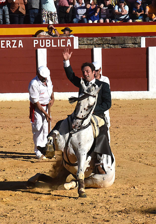 Los tres rejoneadores abandonan el coso de Plasencia a hombros