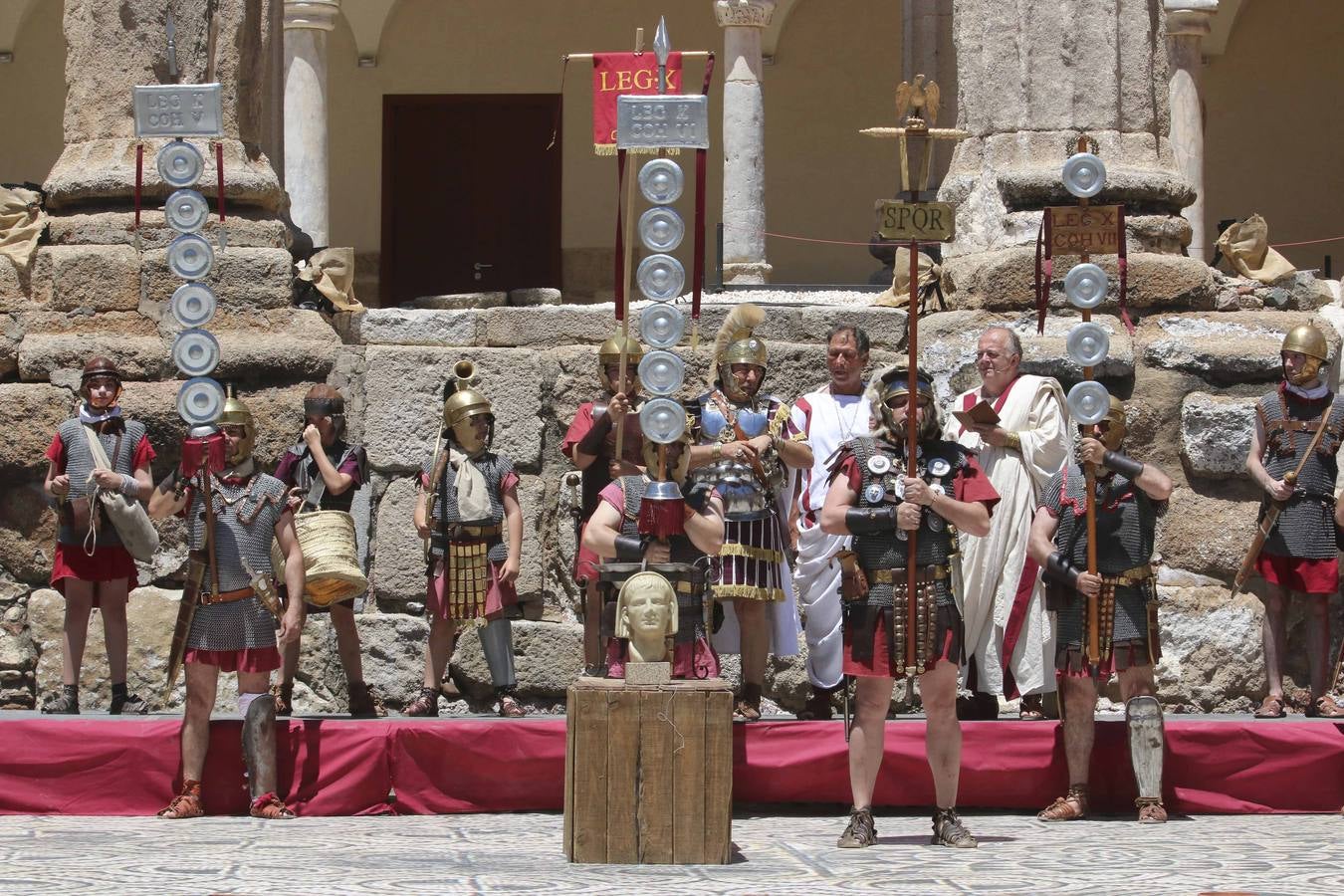 Sábado, 11 de junio: Mucho público en las recreaciones en el Templo de Diana y éxito de participación en el 'pan y circo' de la plaza de toros dentro de las actividades de Emérita Lvdica que se celebró en Mérida . Fotografía : Agencias