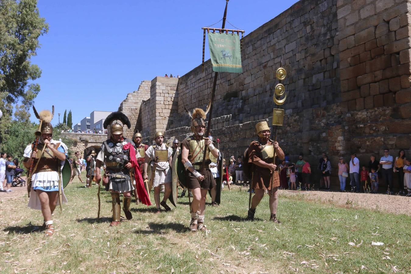 Sábado, 11 de junio: Mucho público en las recreaciones en el Templo de Diana y éxito de participación en el 'pan y circo' de la plaza de toros dentro de las actividades de Emérita Lvdica que se celebró en Mérida . Fotografía : Agencias