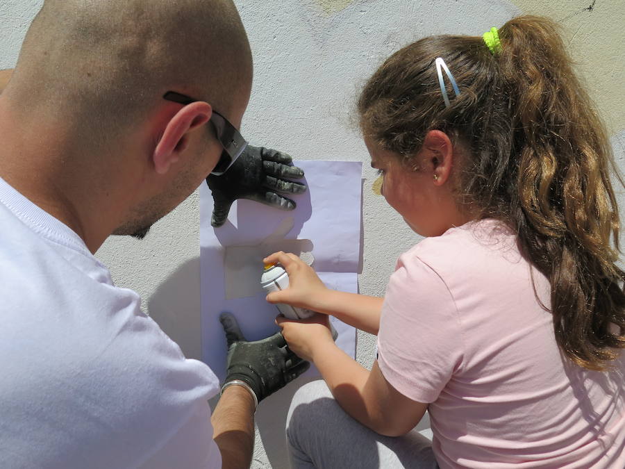 Mural sobre el abuso de las nuevas tecnologías en Arroyo de la Luz