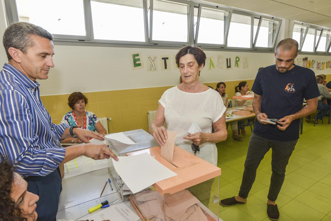 Ambiente de un colegio electoral en Badajoz. Foto: JV Arnelas