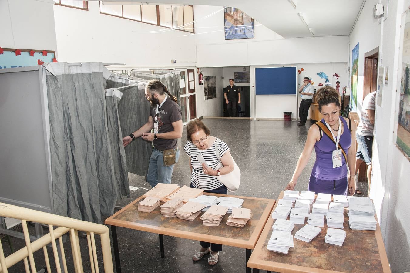 Ambiente electoral en el Colegio Enrique Iglesias de Badajoz. Foto: Pakopí