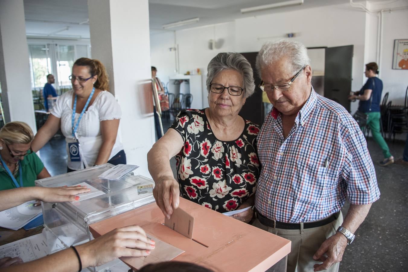 Ambiente electoral en el Colegio Enrique Iglesias de Badajoz. Foto: Pakopí