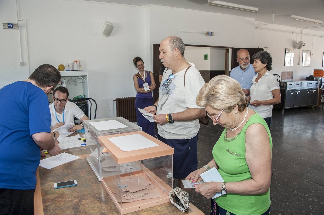 Ambiente electoral en el Colegio Enrique Iglesias de Badajoz. Foto: Pakopí