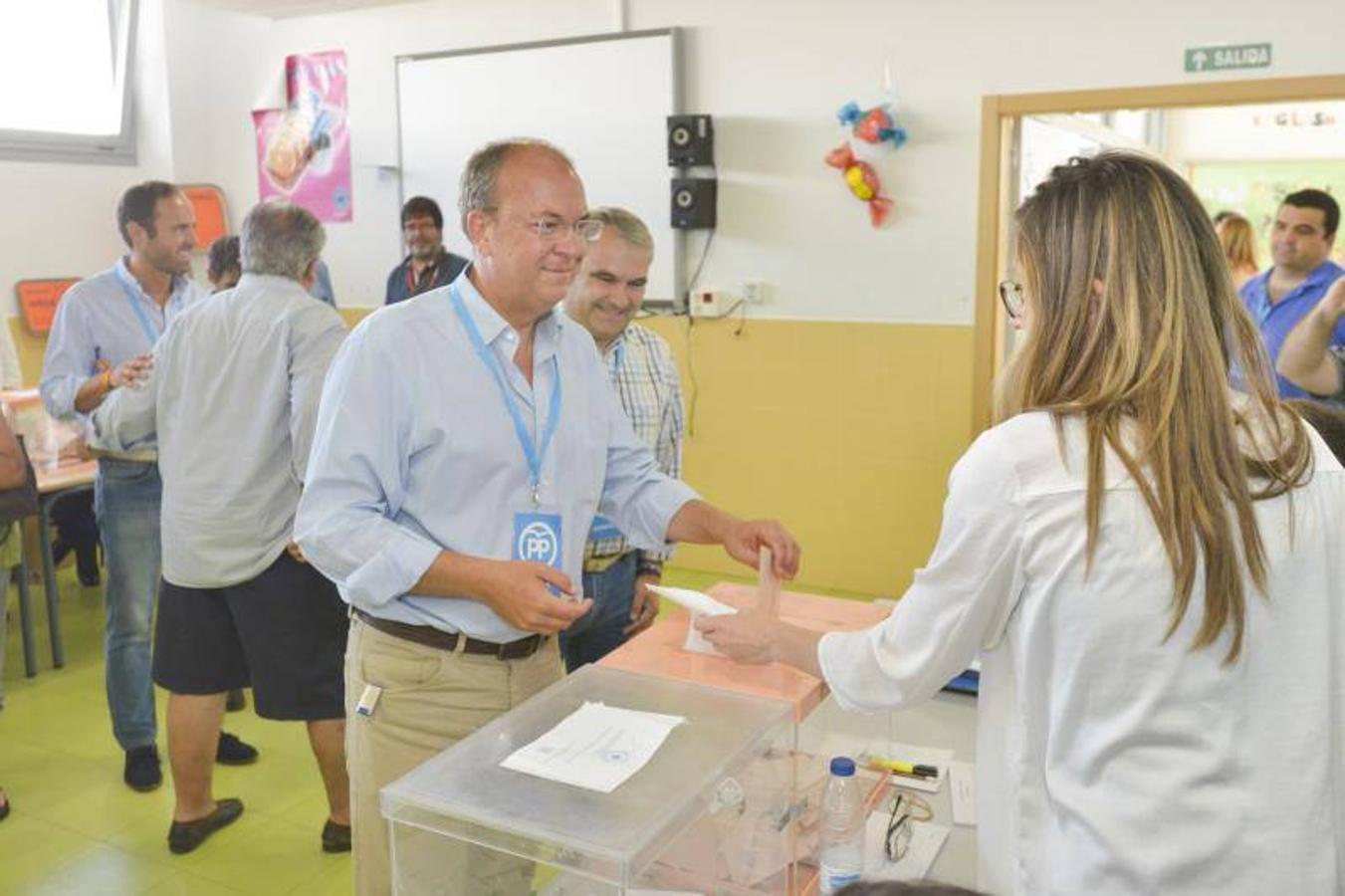 El líder de los populares extremeños José Antonio Monago acudió a votar esta mañana junto a Francisco Fragoso en Badajoz. | JOSÉ VICENTE ARNELAS