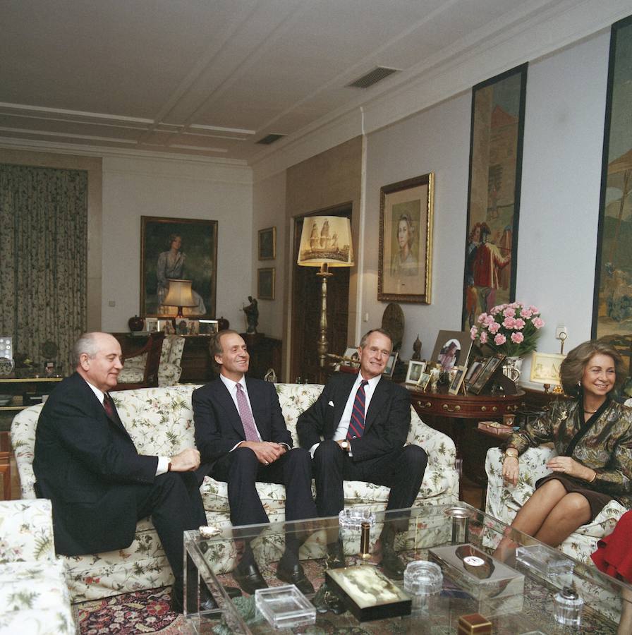 George Bush y Mijail Gorbachov se reunieron con los Reyes aprovechando su participación en la Conferencia de Paz en Oriente Próximo que Madrid acogió en octubre de 1991.