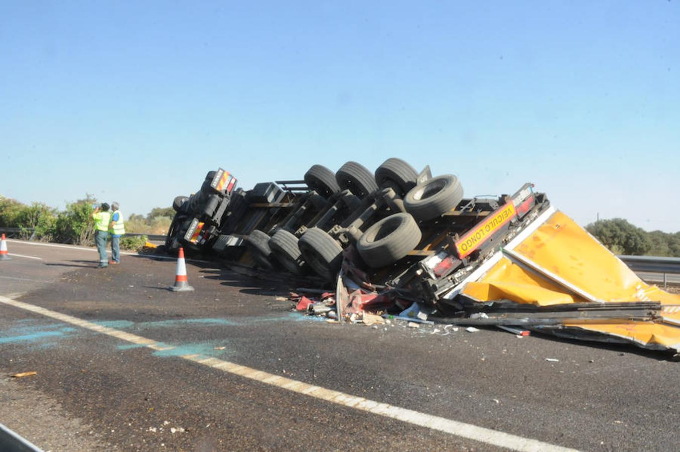 Corte de tráfico en la A-5 por el vuelco de un camión