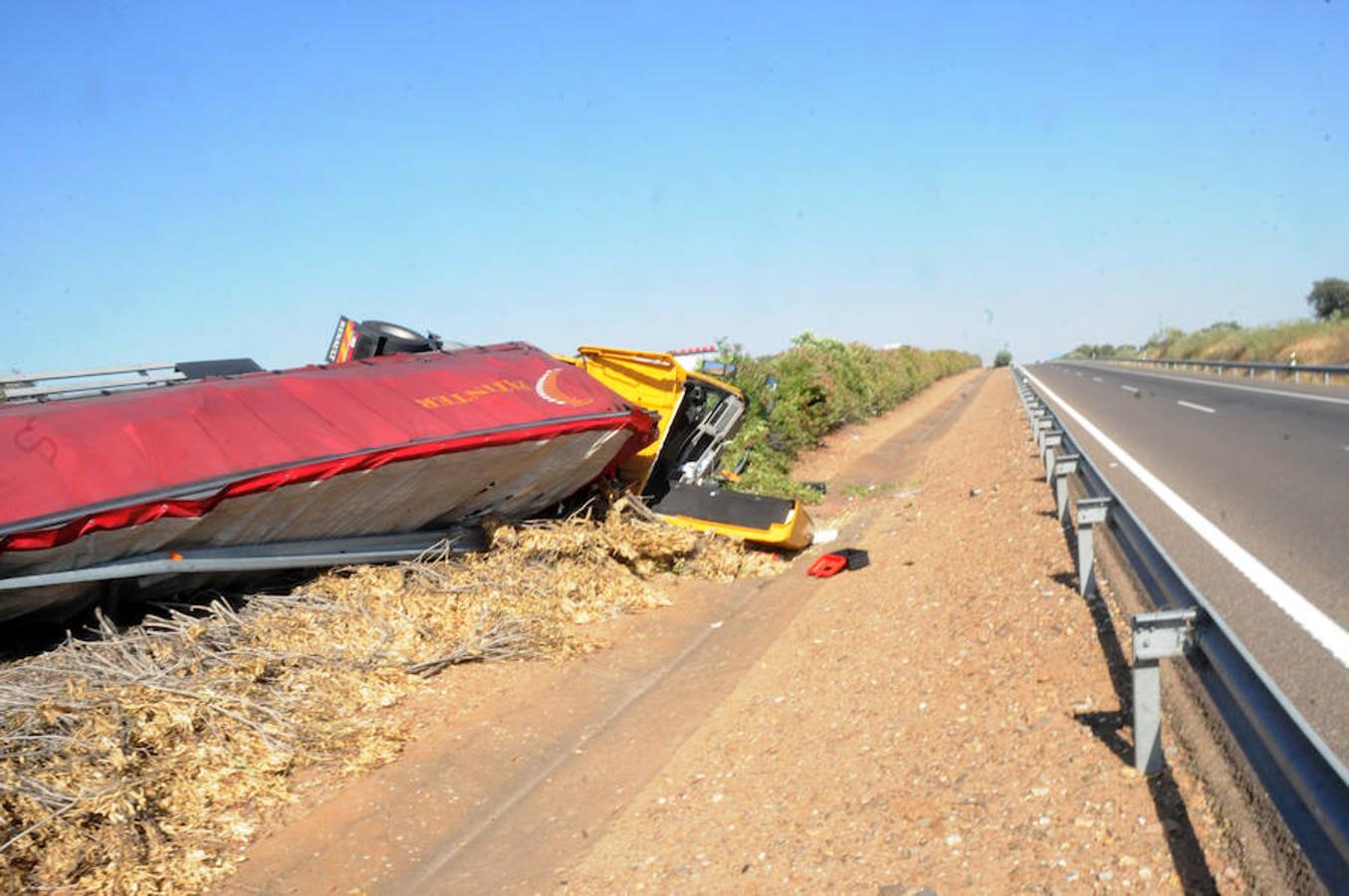 Corte de tráfico en la A-5 por el vuelco de un camión