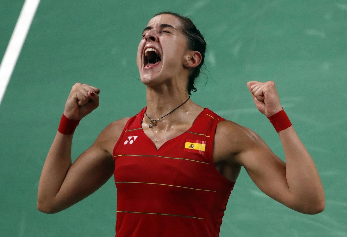 Viernes, 19 de agosto: La española Carolina Marín celebra el oro tras vencer a la india Sindhu Pusarla en la final de bádminton de los Juegos Olímpicos Río 2016 en la ciudad de Río de Janeiro. Fotografía: Agencias