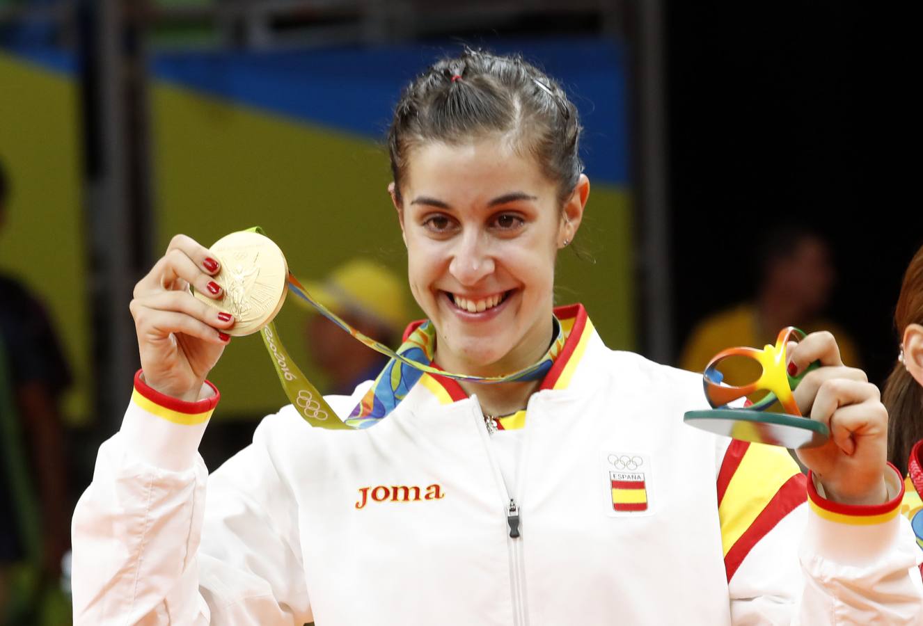 Viernes, 19 de agosto: La española Carolina Marín celebra el oro tras vencer a la india Sindhu Pusarla en la final de bádminton de los Juegos Olímpicos Río 2016 en la ciudad de Río de Janeiro. Fotografía: Agencias