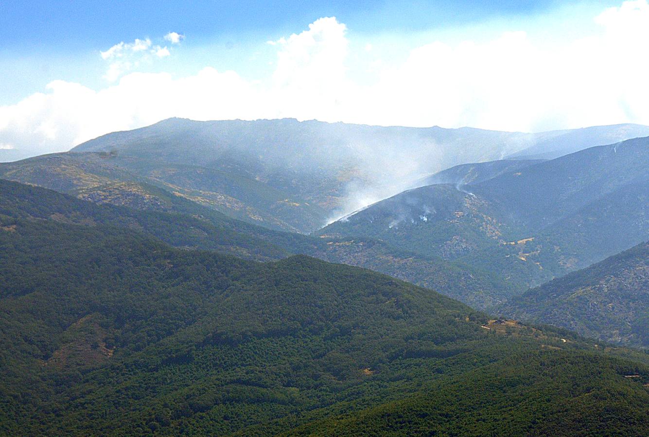 Sábado, 20 de agosto: El incendio en la reserva natural de la Garganta de los Infiernos obligó a movilizar a 23 aeronaves por la dificultades que presentaba el acceso terrestre. Fotografía: David Palma