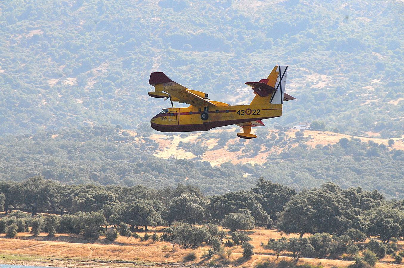 Sábado, 20 de agosto: El incendio en la reserva natural de la Garganta de los Infiernos obligó a movilizar a 23 aeronaves por la dificultades que presentaba el acceso terrestre. Fotografía: David Palma