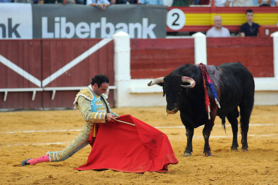 Ponce pellizca el toreo en una fiesta  a la que se unieron Talavante y Garrido