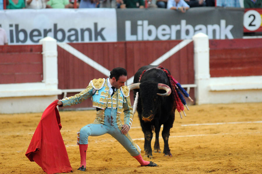 Ponce pellizca el toreo en una fiesta  a la que se unieron Talavante y Garrido