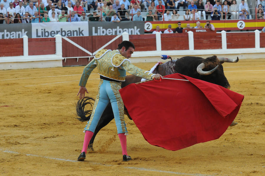 Ponce pellizca el toreo en una fiesta  a la que se unieron Talavante y Garrido