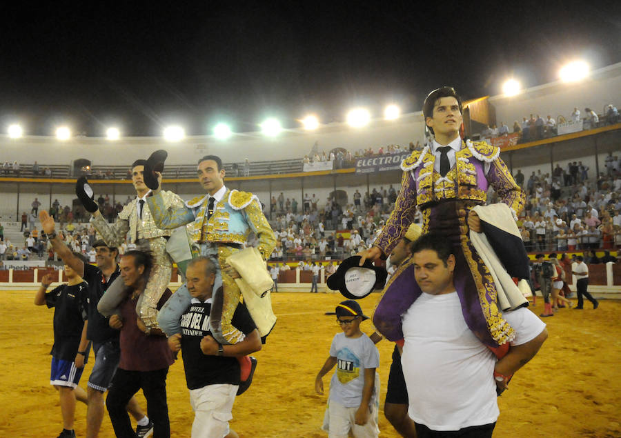 Ponce pellizca el toreo en una fiesta  a la que se unieron Talavante y Garrido