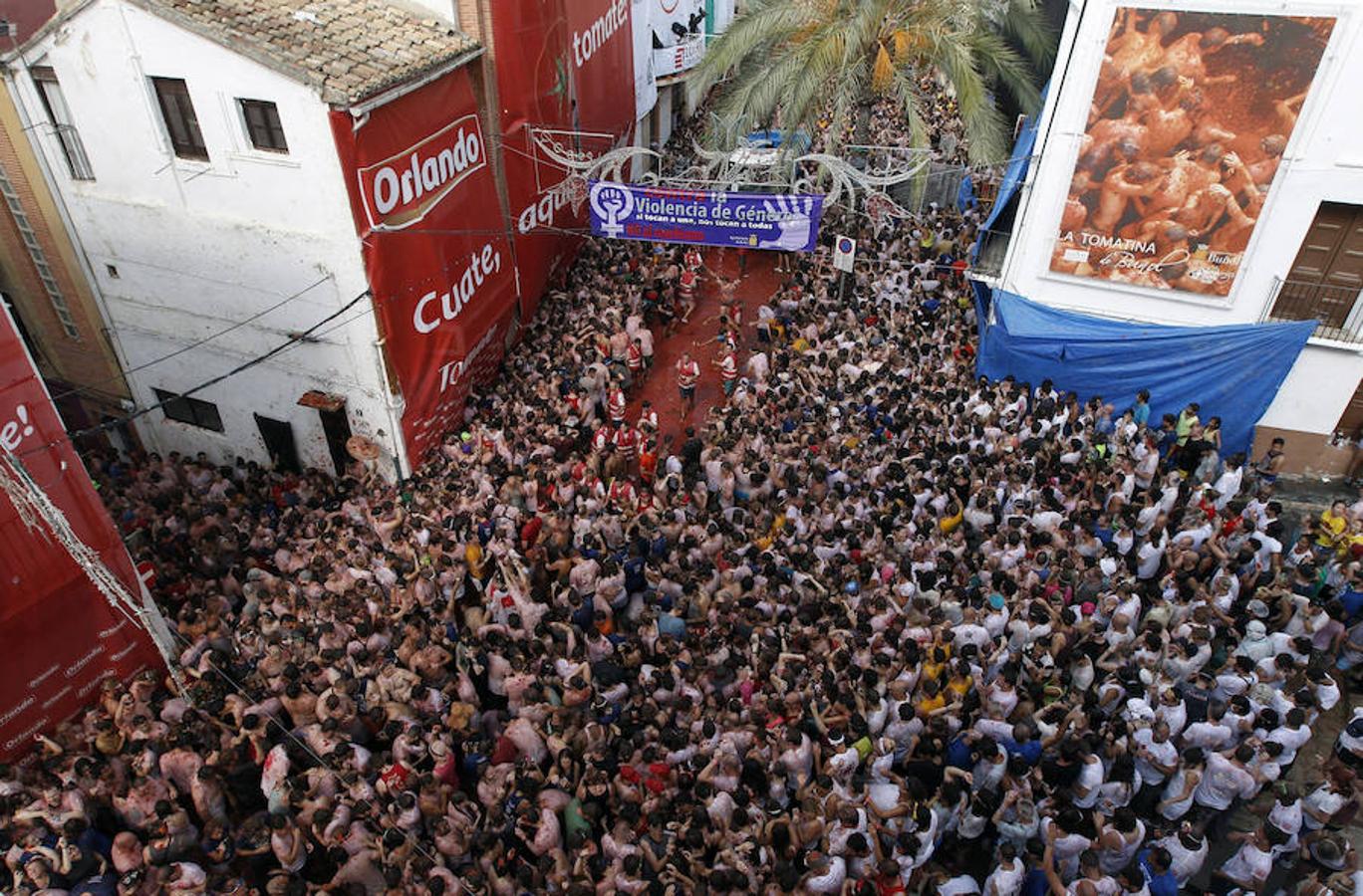 Miércoles, 31 de agosto: Buñol cumplió con la tradición de más de siete décadas. Miles de personas llegadas de todo el mundo se lanzaron 160 toneladas de tomate que tiñeron de rojo el municipio y se reinvindicó la lucha contra la violencia machista y la homofobia.. Fotografías: Agencias