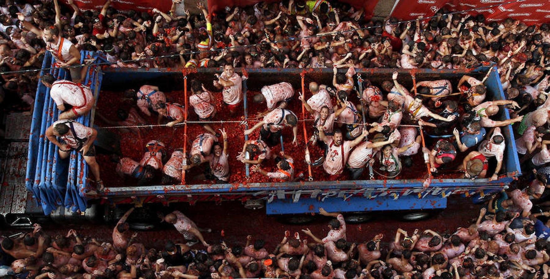 Miércoles, 31 de agosto: Buñol cumplió con la tradición de más de siete décadas. Miles de personas llegadas de todo el mundo se lanzaron 160 toneladas de tomate que tiñeron de rojo el municipio y se reinvindicó la lucha contra la violencia machista y la homofobia.. Fotografías: Agencias