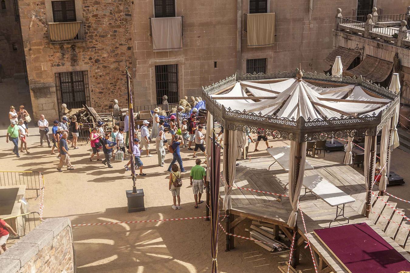 Martes, 6 de septiembre: El atrezzo para el rodaje de las series de televisión se ha convertido en un potente reclamo para visitar Cáceres. Fotografías: Lorenzo Cordero.