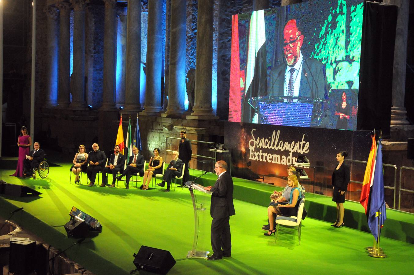 Miércoles, 7 de septiembre: El Teatro Romano de Mérida acogió un año más la entrega de las Medallas de Extremadura. Los galardonados fueron José Luis Pérez Chiscano (Naturalista), Carmen Fernández-Daza (Centro Universitario Santa Ana), Francisco Muñoz (Federación de Folclore), Julio César Herrero (Alcalde de Moraleja) y Juana Curiel (Voluntaria de Protección Civil). Fotografías: Brígido Fernández.