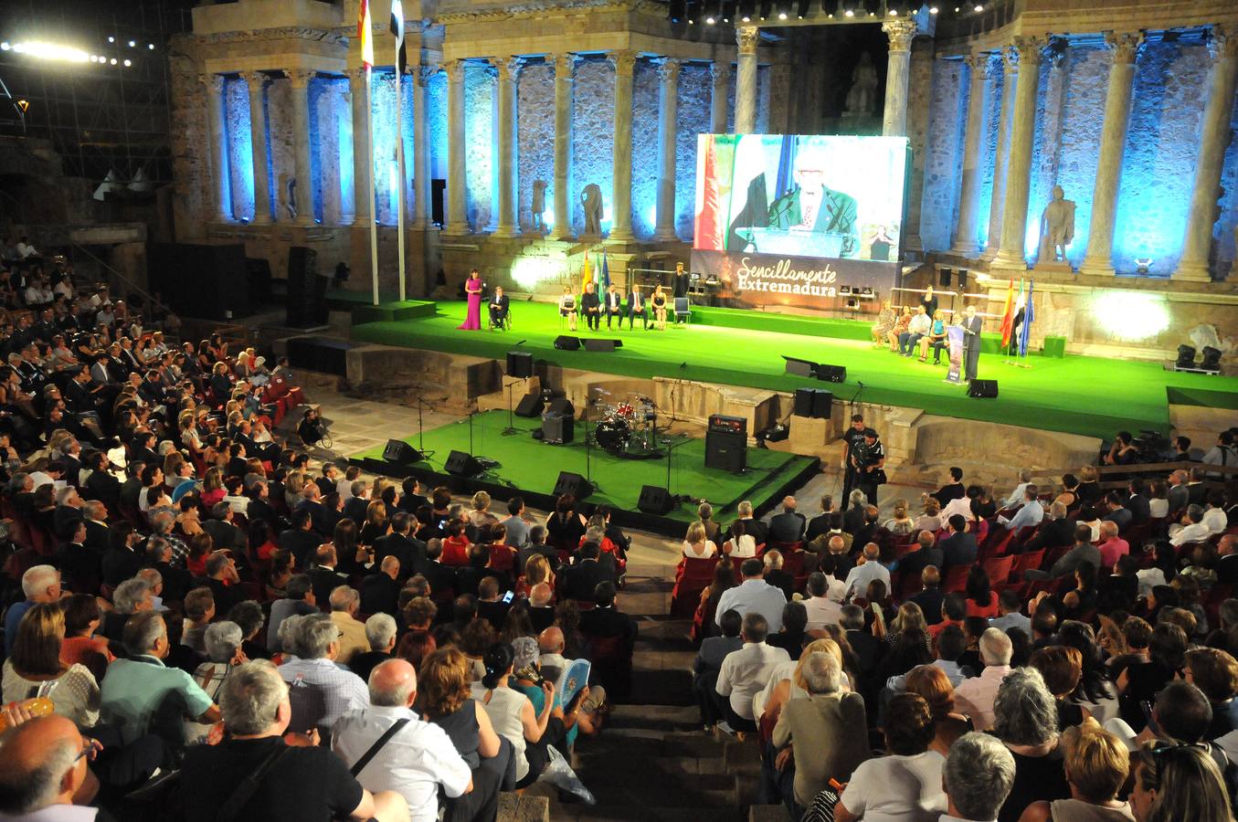 Miércoles, 7 de septiembre: El Teatro Romano de Mérida acogió un año más la entrega de las Medallas de Extremadura. Los galardonados fueron José Luis Pérez Chiscano (Naturalista), Carmen Fernández-Daza (Centro Universitario Santa Ana), Francisco Muñoz (Federación de Folclore), Julio César Herrero (Alcalde de Moraleja) y Juana Curiel (Voluntaria de Protección Civil). Fotografías: Brígido Fernández.