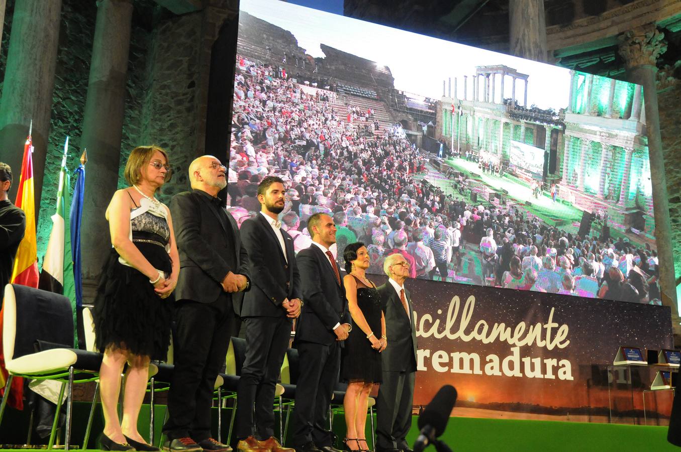 Miércoles, 7 de septiembre: El Teatro Romano de Mérida acogió un año más la entrega de las Medallas de Extremadura. Los galardonados fueron José Luis Pérez Chiscano (Naturalista), Carmen Fernández-Daza (Centro Universitario Santa Ana), Francisco Muñoz (Federación de Folclore), Julio César Herrero (Alcalde de Moraleja) y Juana Curiel (Voluntaria de Protección Civil). Fotografías: Brígido Fernández.