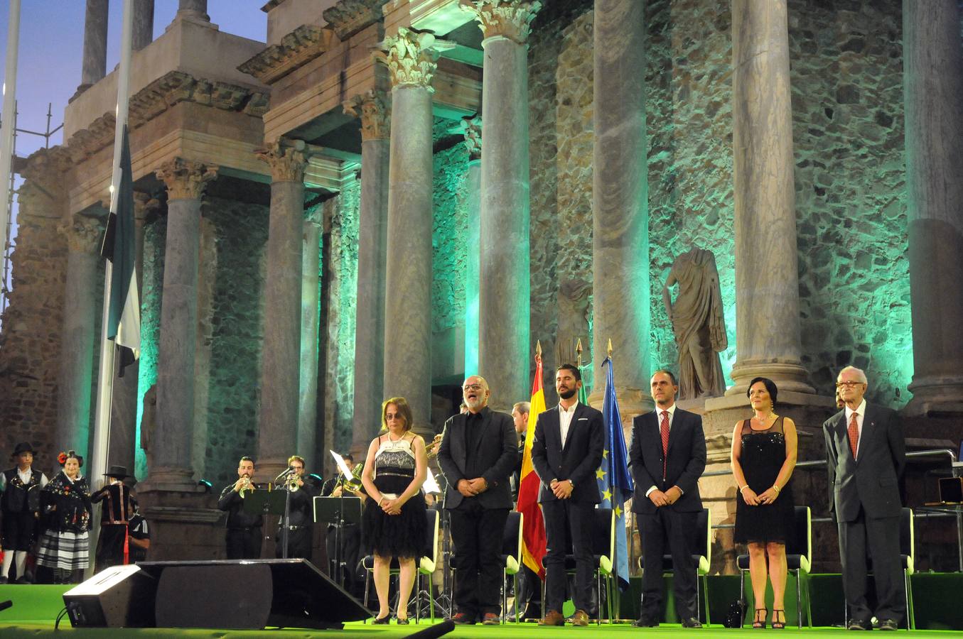 Miércoles, 7 de septiembre: El Teatro Romano de Mérida acogió un año más la entrega de las Medallas de Extremadura. Los galardonados fueron José Luis Pérez Chiscano (Naturalista), Carmen Fernández-Daza (Centro Universitario Santa Ana), Francisco Muñoz (Federación de Folclore), Julio César Herrero (Alcalde de Moraleja) y Juana Curiel (Voluntaria de Protección Civil). Fotografías: Brígido Fernández.