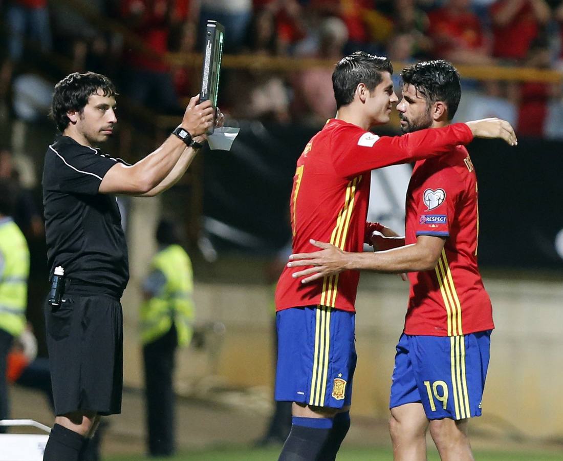 Lunes, 5 de septiembre: Victoria de España ante Liechtenstein (8-0). Lopetegui varió el sistema y la estrategia tras una primera parte con un solo gol de Costa y encontró la goleada. Fotografías: EFE