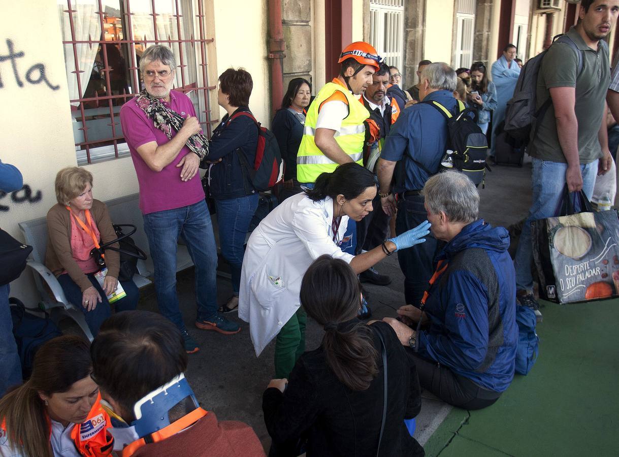 Viernes, 9 de septiembre: Accidente ferroviario en O Porriño (Galicia) al descarrilar un tren en las inmediaciones de la estación. Ha causado cuatro víctimas mortales y casi medio centenar de heridos. Fotografías: EFE