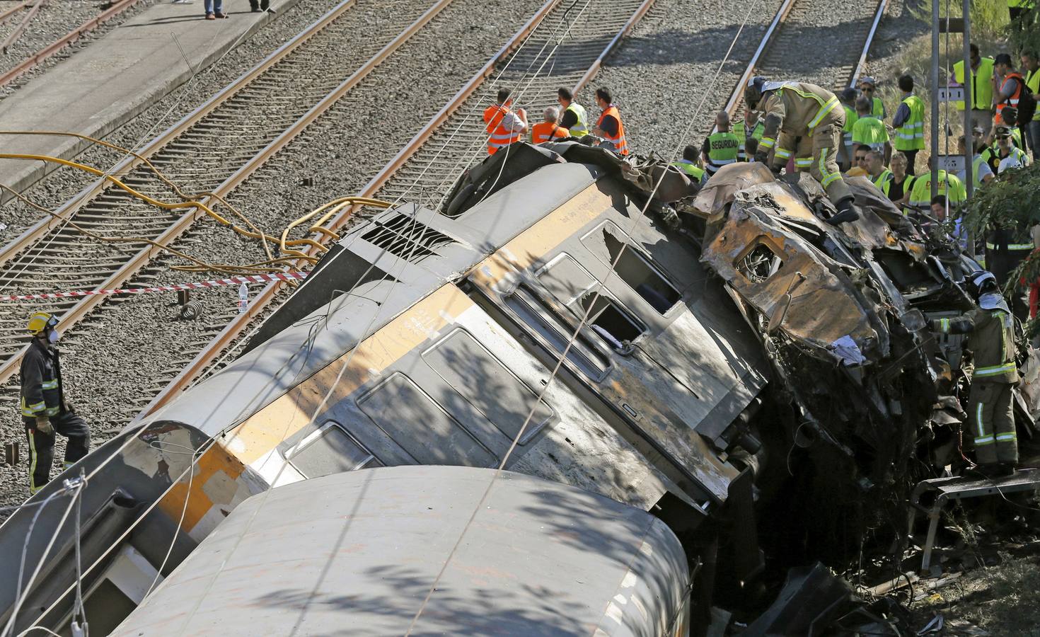 Viernes, 9 de septiembre: Accidente ferroviario en O Porriño (Galicia) al descarrilar un tren en las inmediaciones de la estación. Ha causado cuatro víctimas mortales y casi medio centenar de heridos. Fotografías: EFE