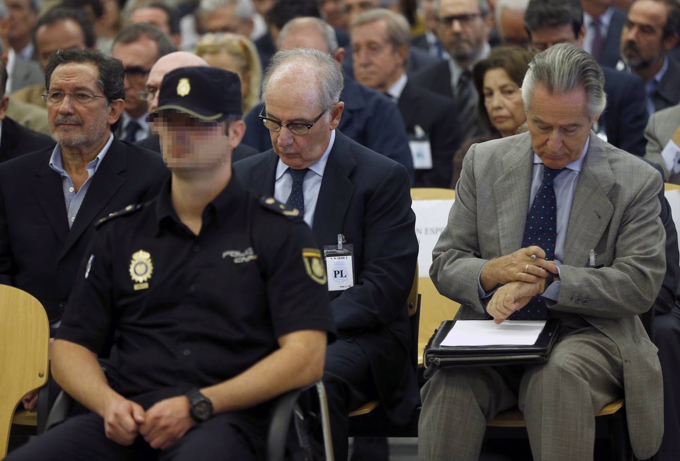Lunes, 26 de septiembre: Los expresidentes de Caja Madrid Rodrigo Rato y Miguel Blesa acudieron a la primera jornada del juicio por las tarjetas 'black' en la Audiencia Nacional. Fotografía: Agencias