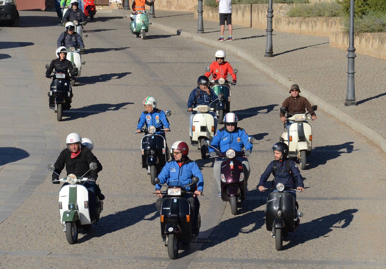 Domingo, 2 de octubre: Concentración de Vespas en la Plaza Alta de Badajoz. Fotografías: Casimiro Moreno.